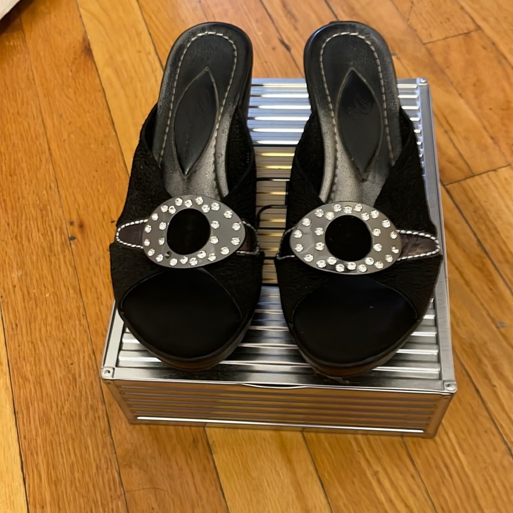 Women’s casual wedge by Dezario. - Picture 2 of 7
